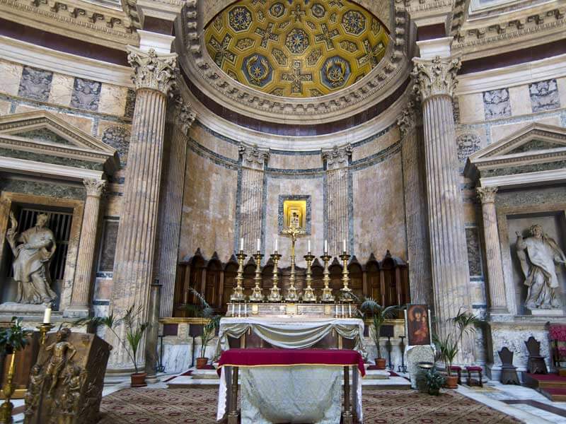 Pantheon-Rom-Altar-Innenansicht.jpg